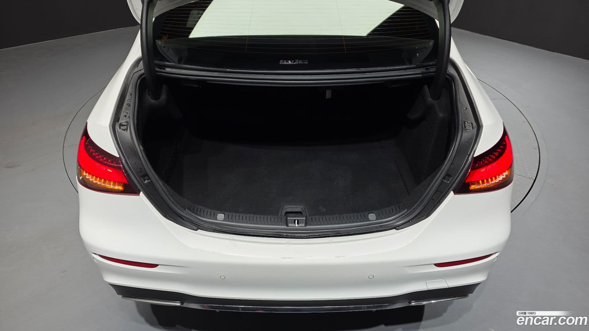 Main__Slider__Photo:E-Class Mercedes-Benz 2021.0-16