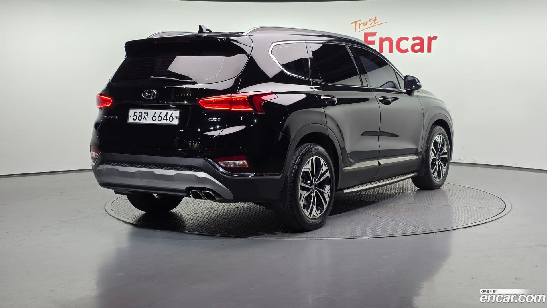 Main__Slider__Photo:Santafe Hyundai 2018.3-1