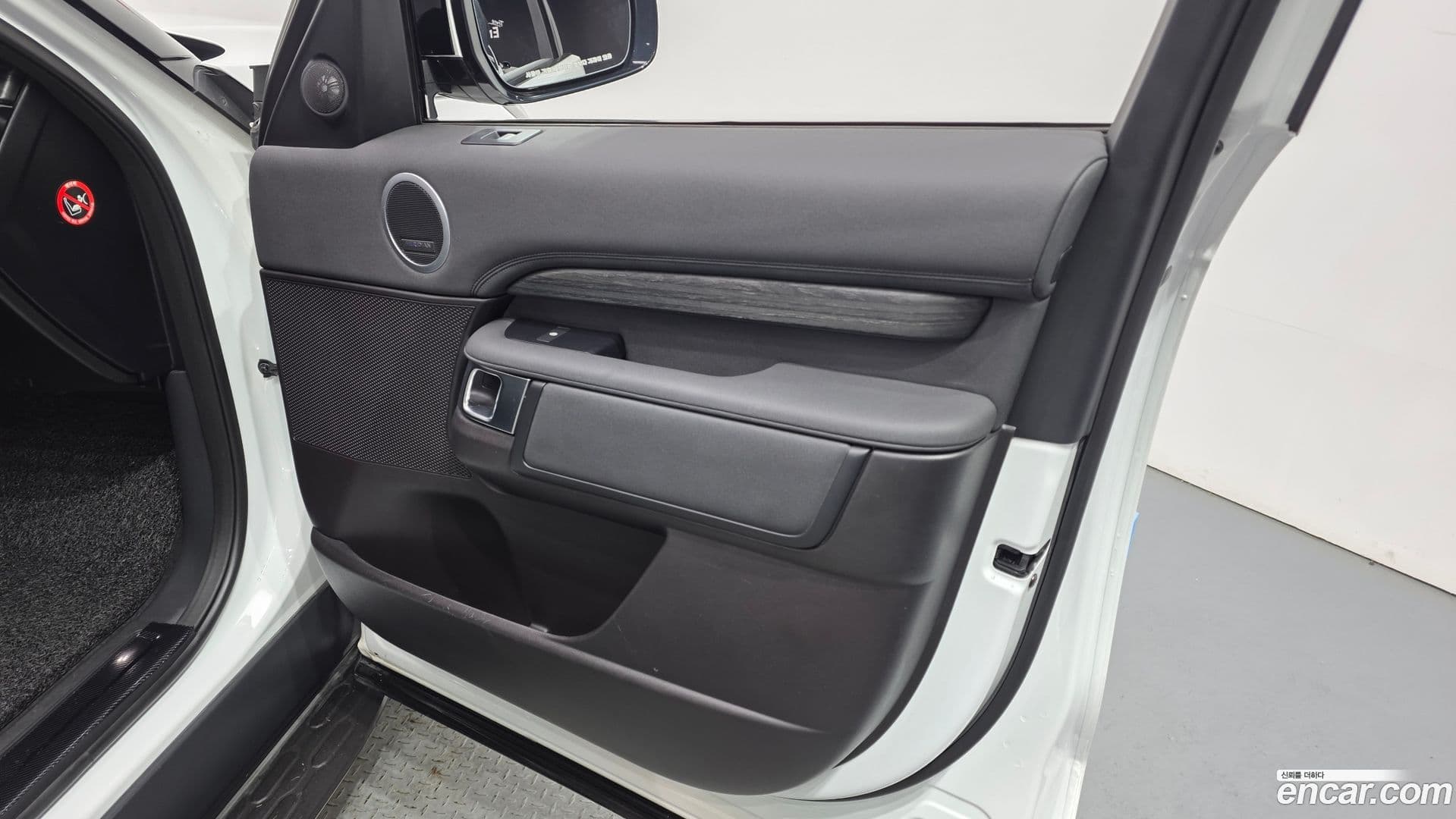 Main__Slider__Photo:Discovery Land Rover 2017.6-23