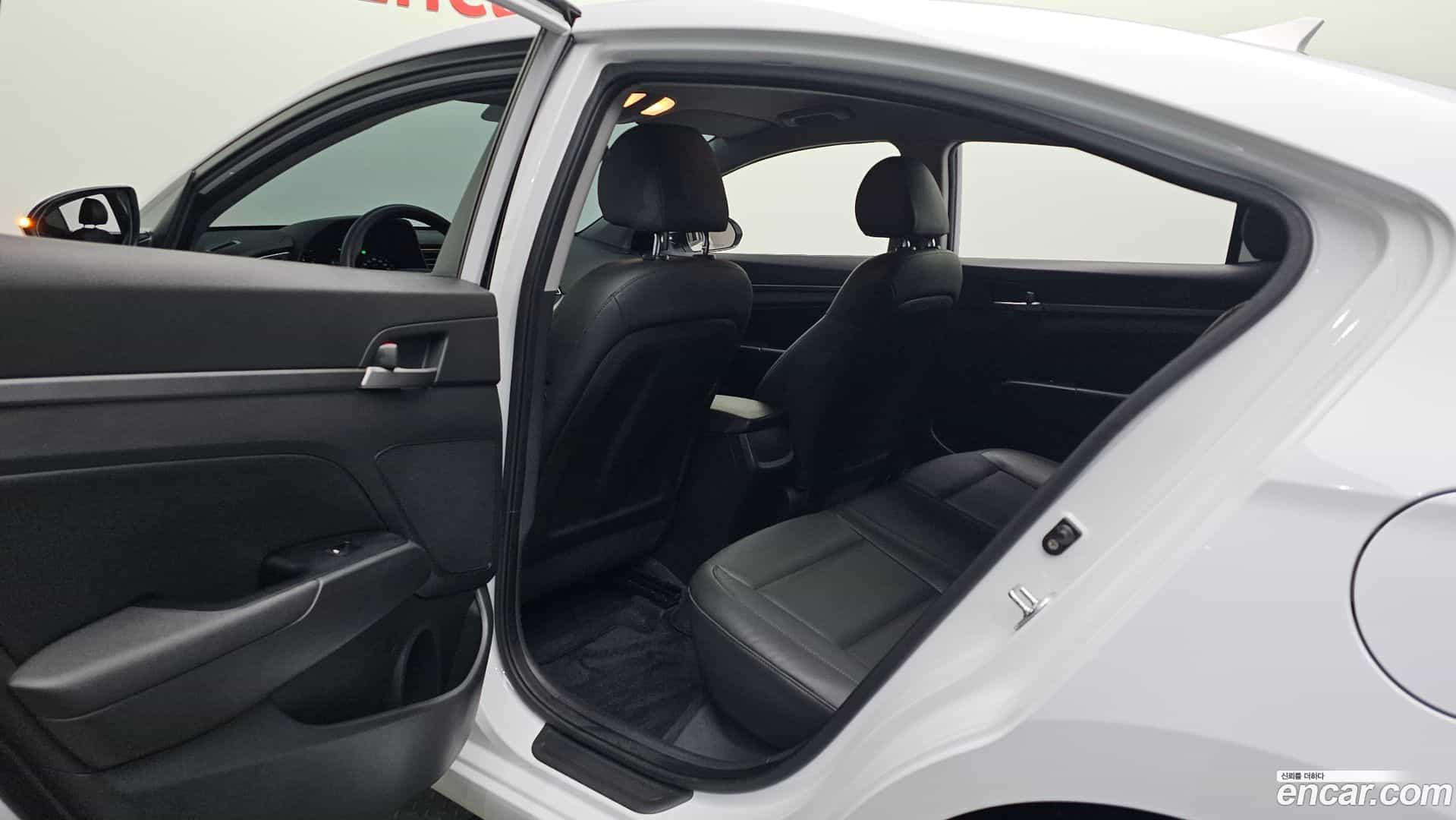 AVANTE Hyundai 2018.7-OPTION-015
