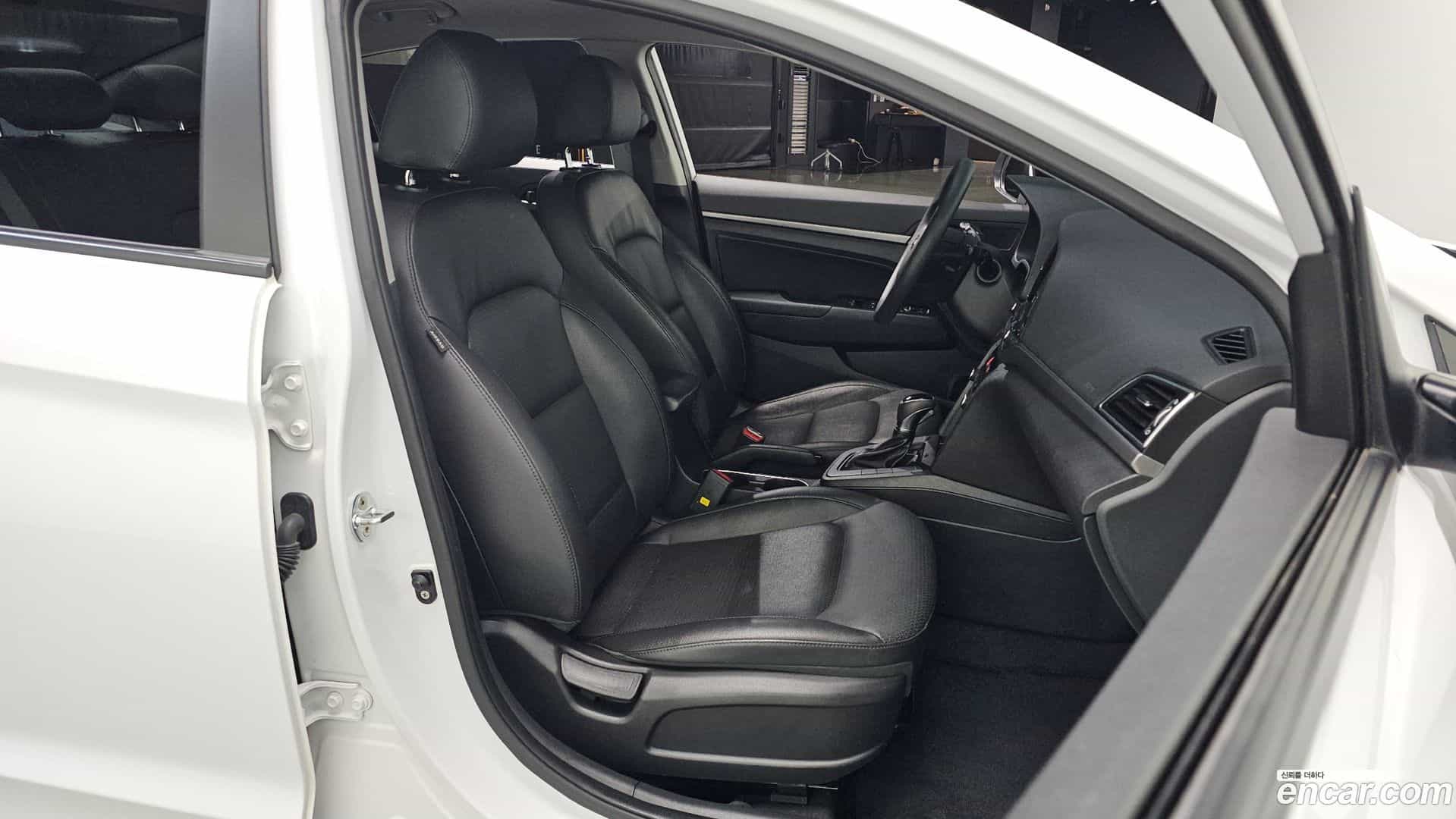 AVANTE Hyundai 2018.7-OPTION-016