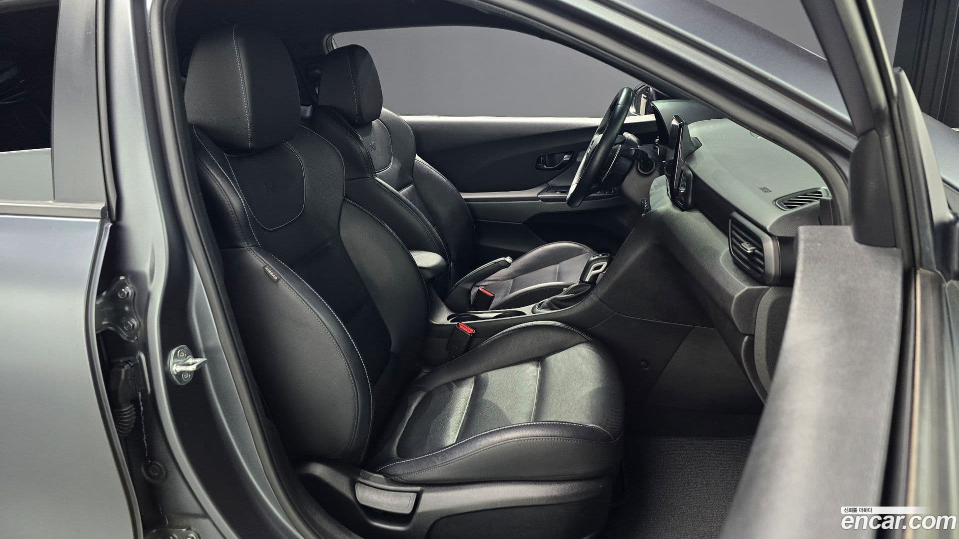Main__Slider__Photo:Veloster Hyundai 2020.9-9