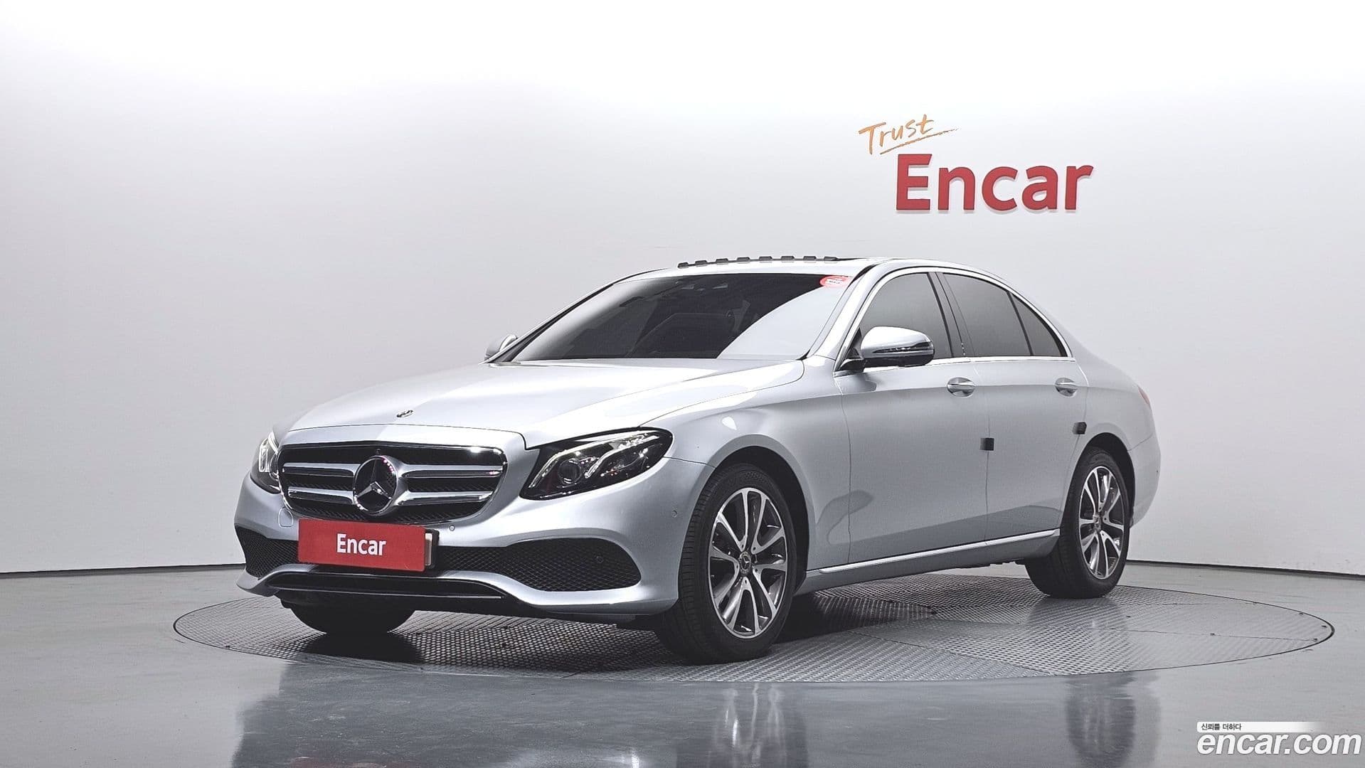 Main__Slider__Photo:E-Class Mercedes-Benz 2018.7-0