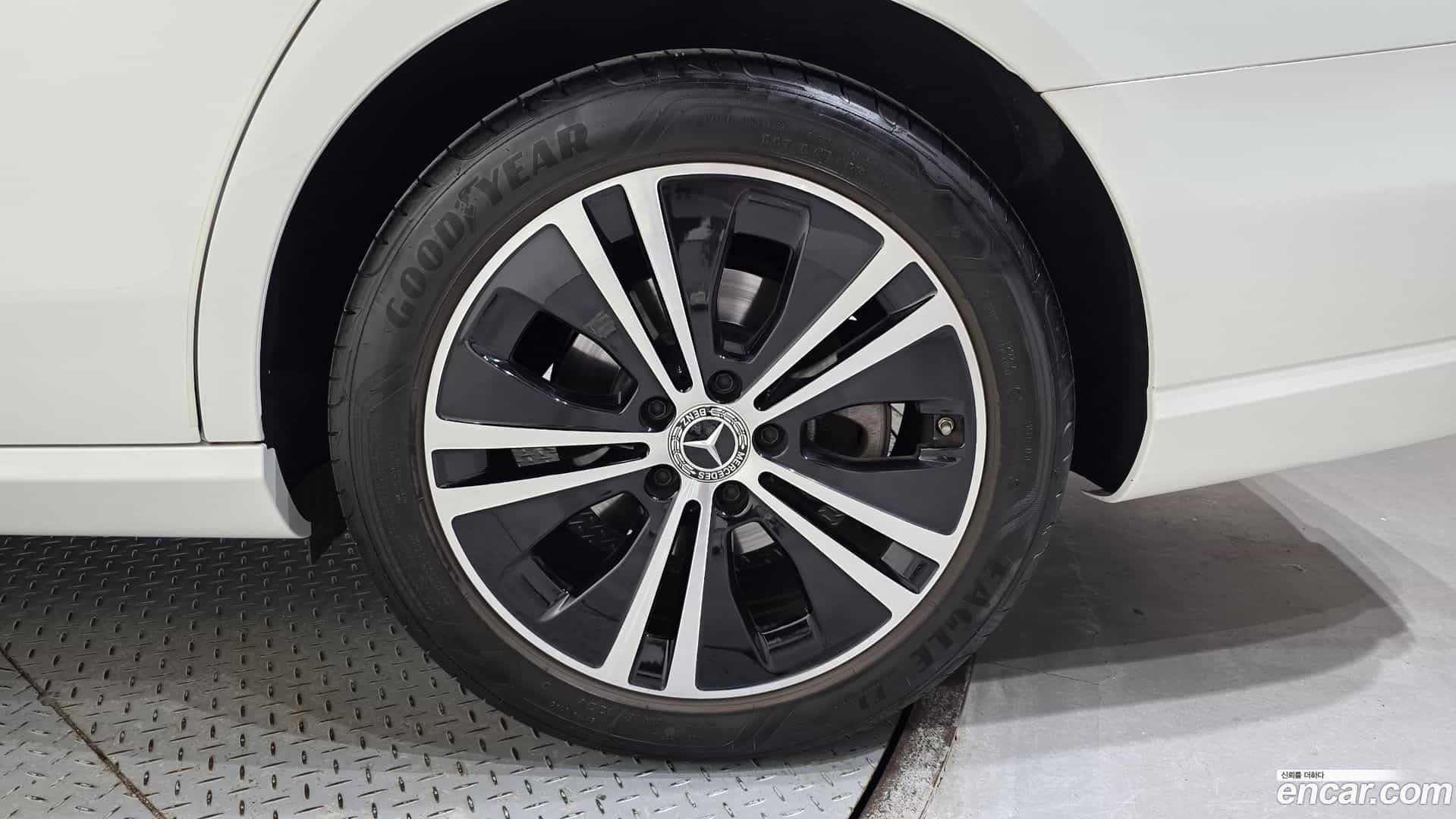 E-Class Mercedes-Benz 2022.2-OUTER-031