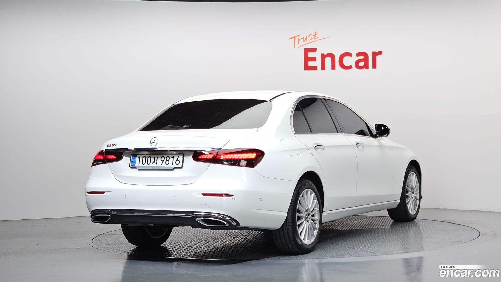 Main__Slider__Photo:E-Class Mercedes-Benz 2023.10-1