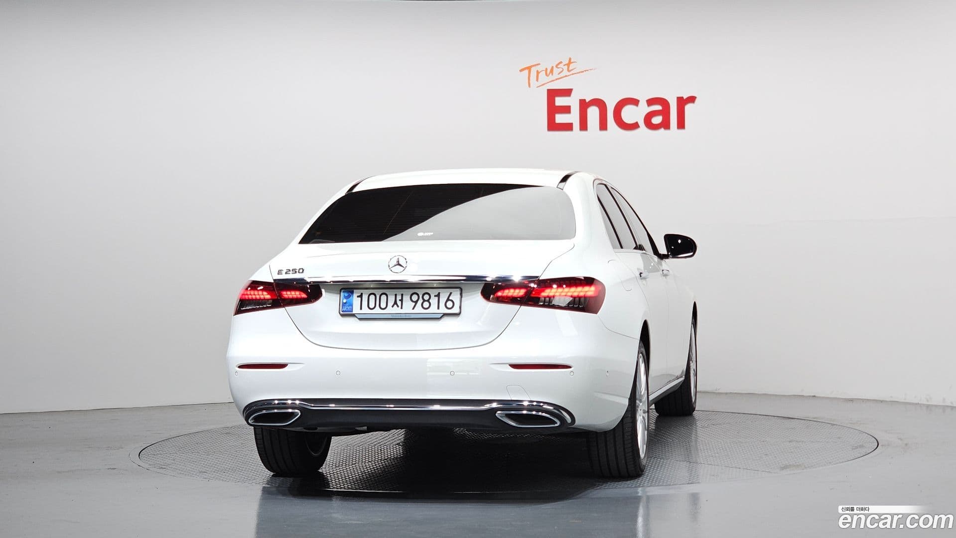 Main__Slider__Photo:E-Class Mercedes-Benz 2023.10-3