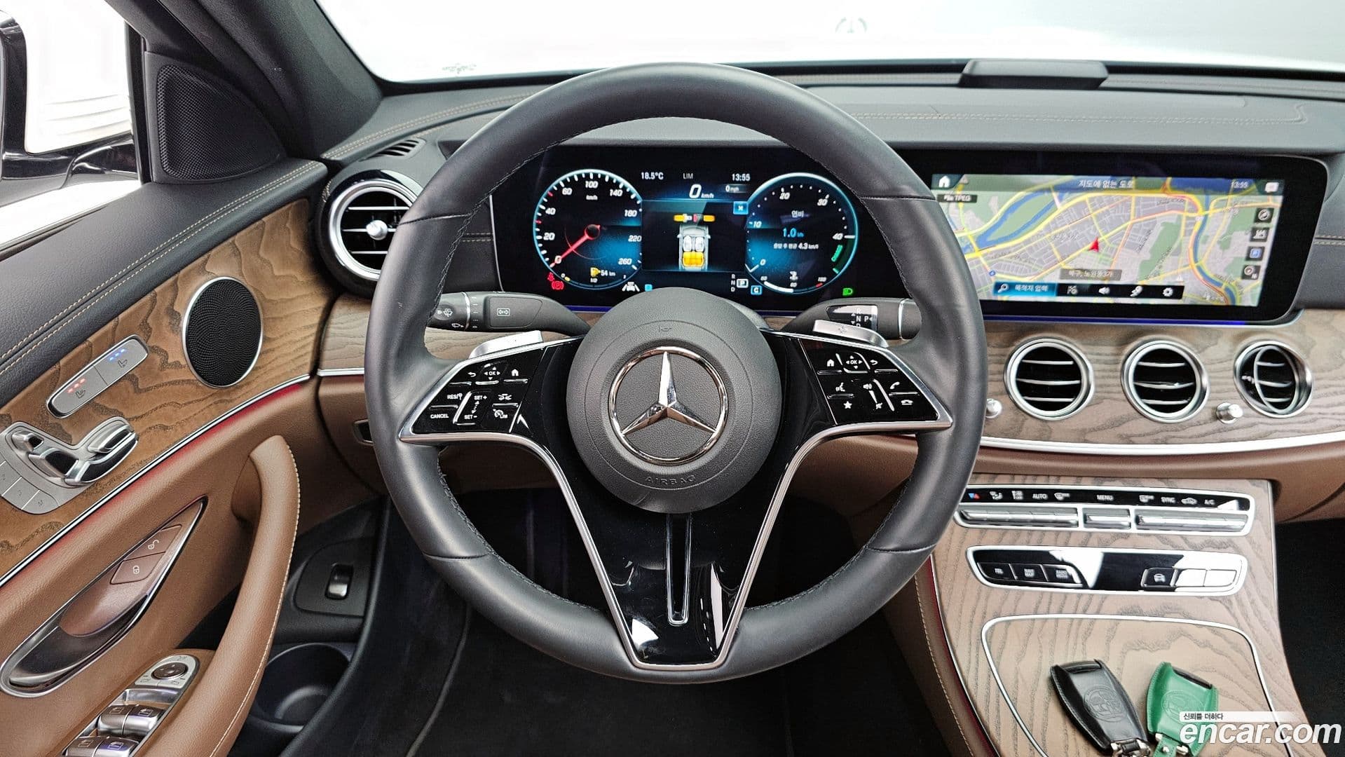 Main__Slider__Photo:E-Class Mercedes-Benz 2023.10-12