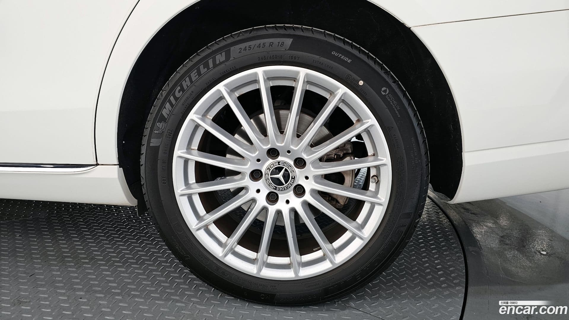 Main__Slider__Photo:E-Class Mercedes-Benz 2023.10-20