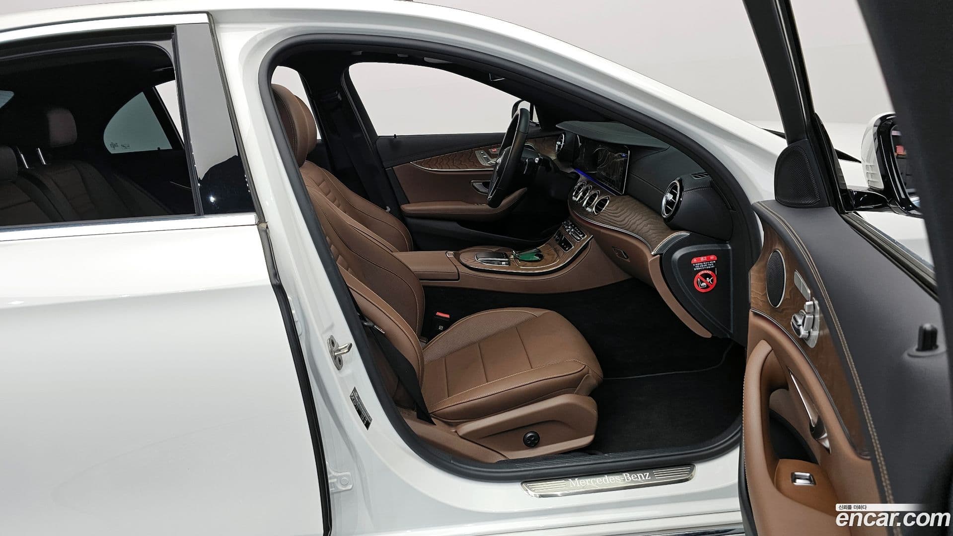Main__Slider__Photo:E-Class Mercedes-Benz 2023.10-25