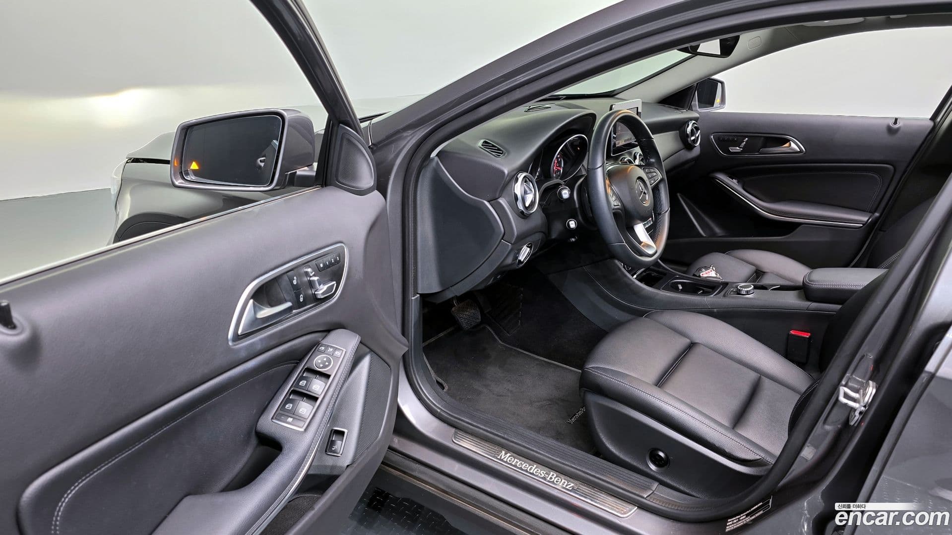 Main__Slider__Photo:GLA-Class Mercedes-Benz 2017.9-9