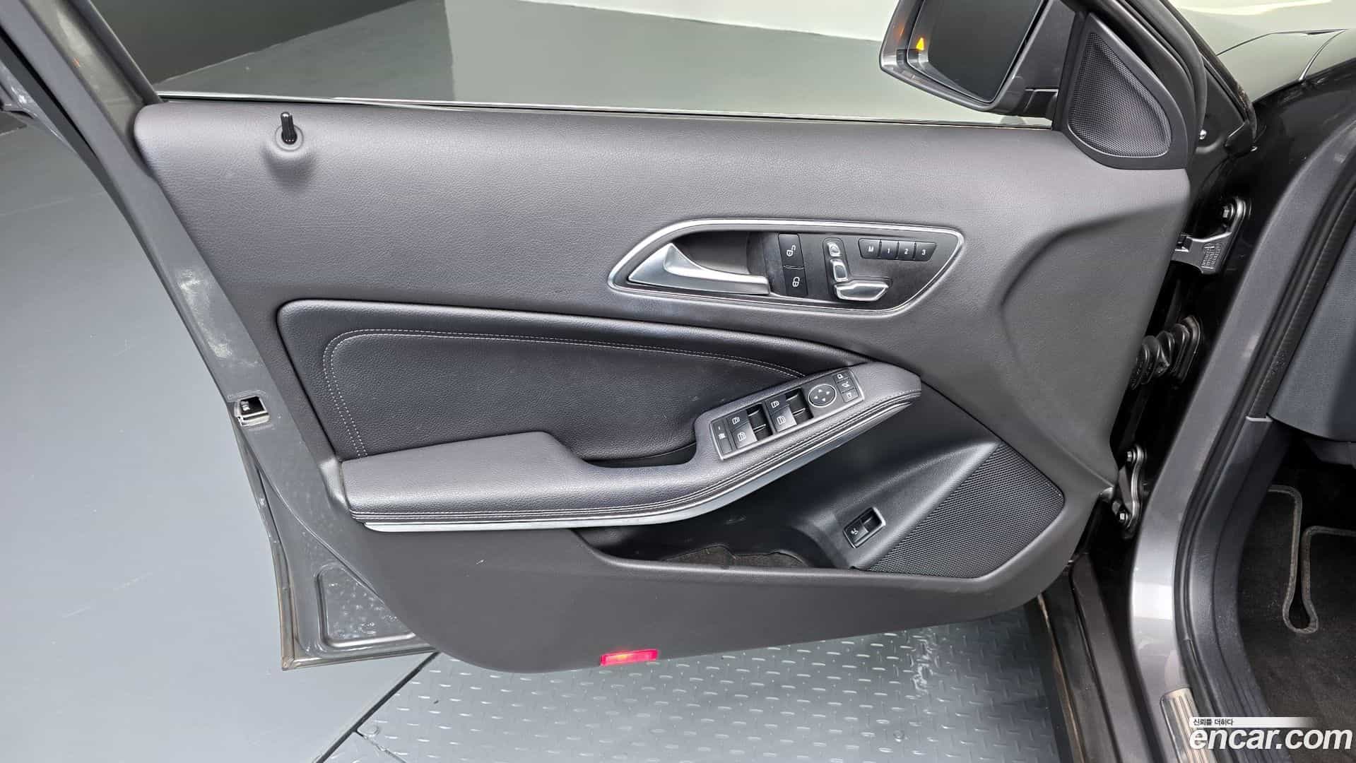 GLA-Class Mercedes-Benz 2017.9-INNER-034