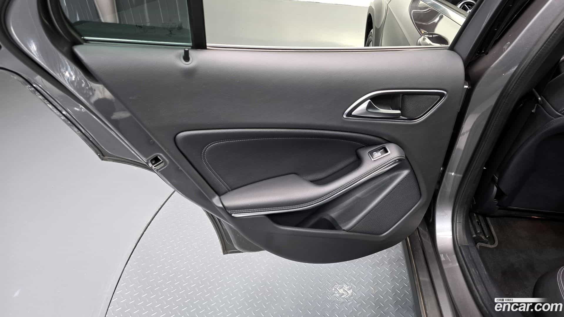 GLA-Class Mercedes-Benz 2017.9-INNER-035