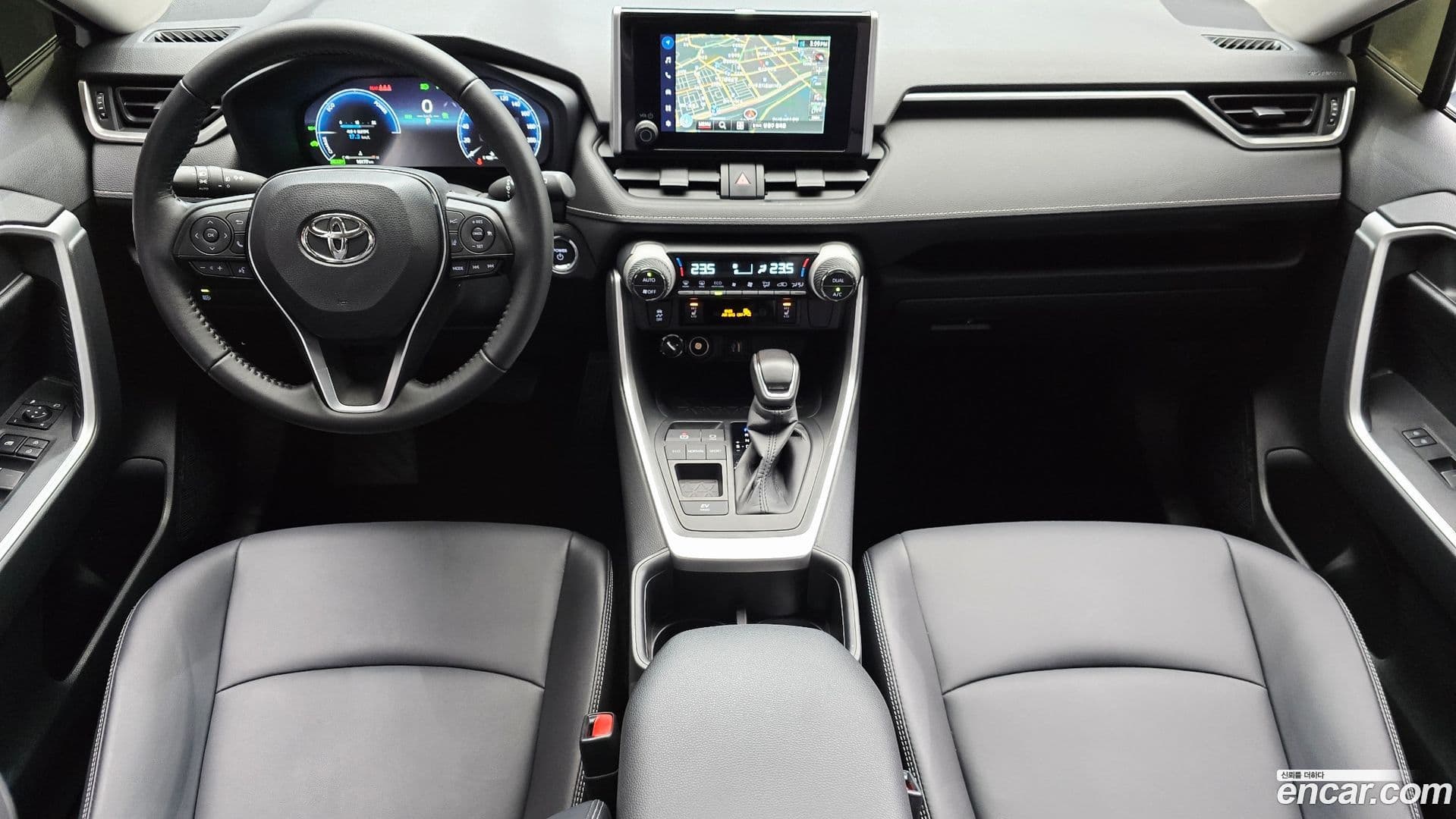 Main__Slider__Photo:RAV4 Toyota 2025.11-6
