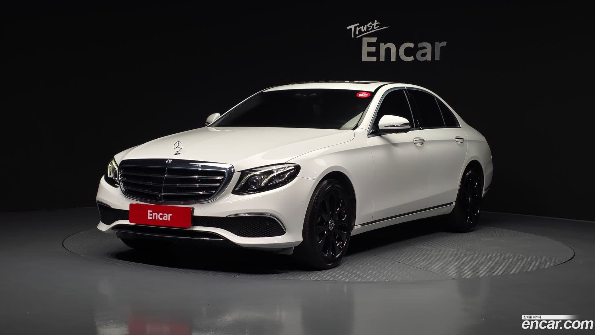 Main__Slider__Photo:E-Class Mercedes-Benz 2020.6-0