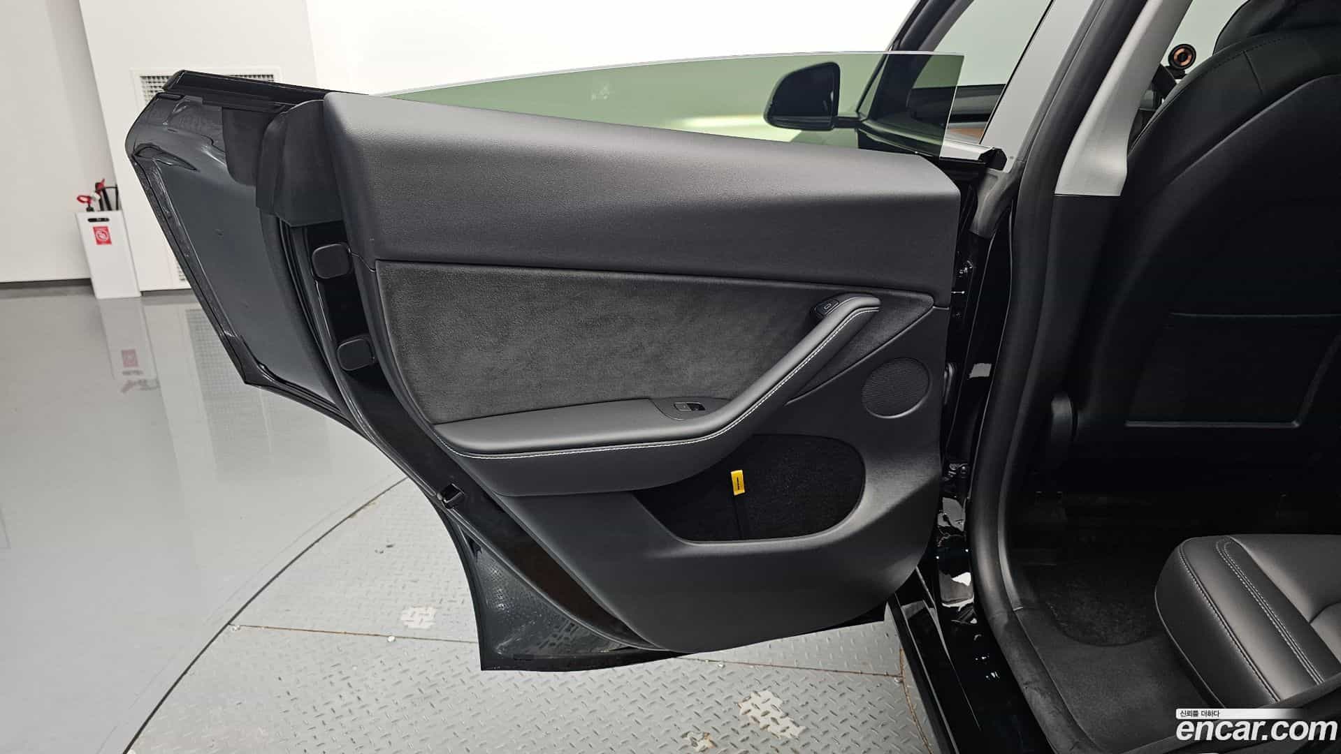Model Y Tesla 2024.2-INNER-035