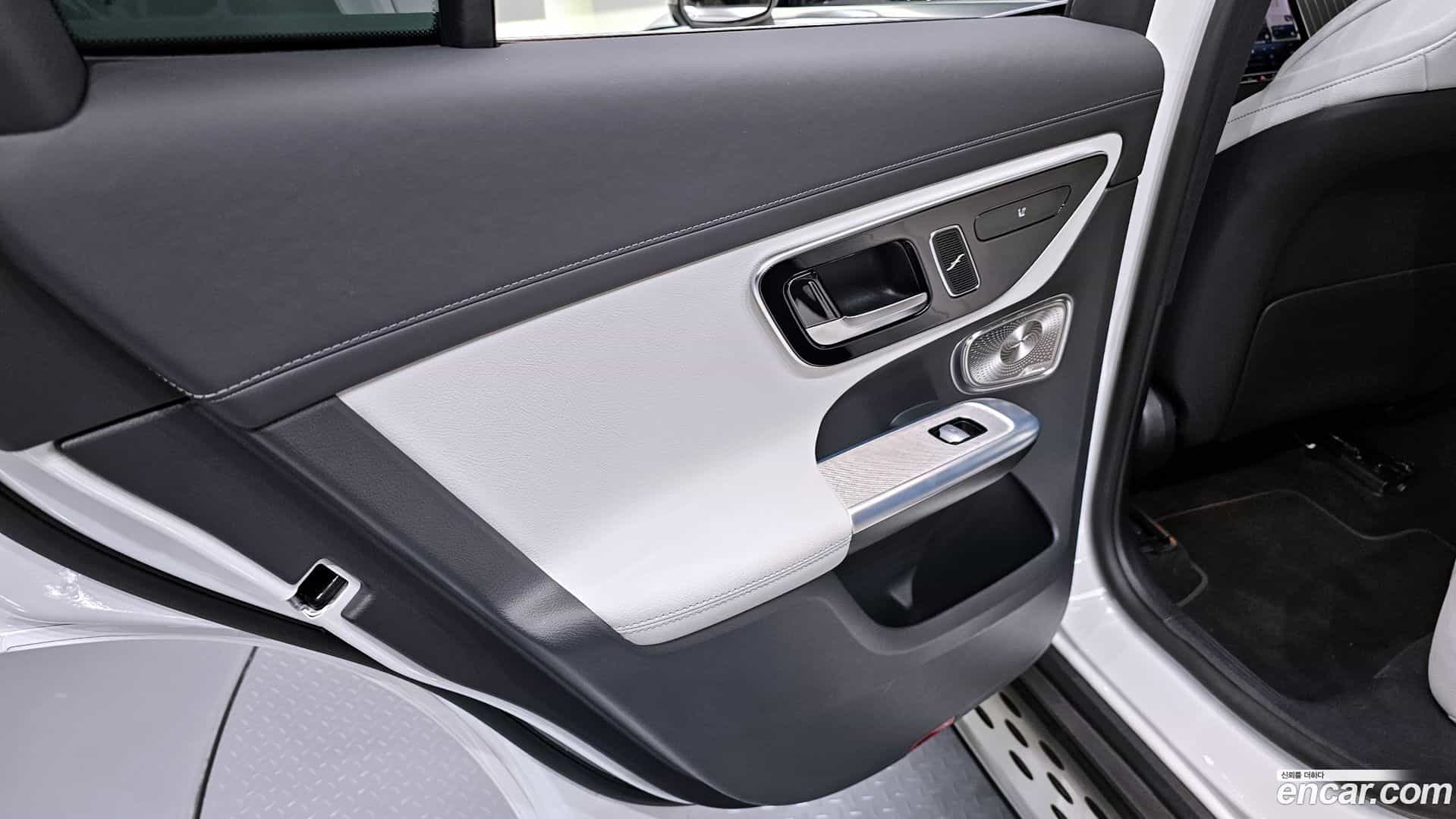 GLC-Class Mercedes-Benz 2024.6-INNER-035