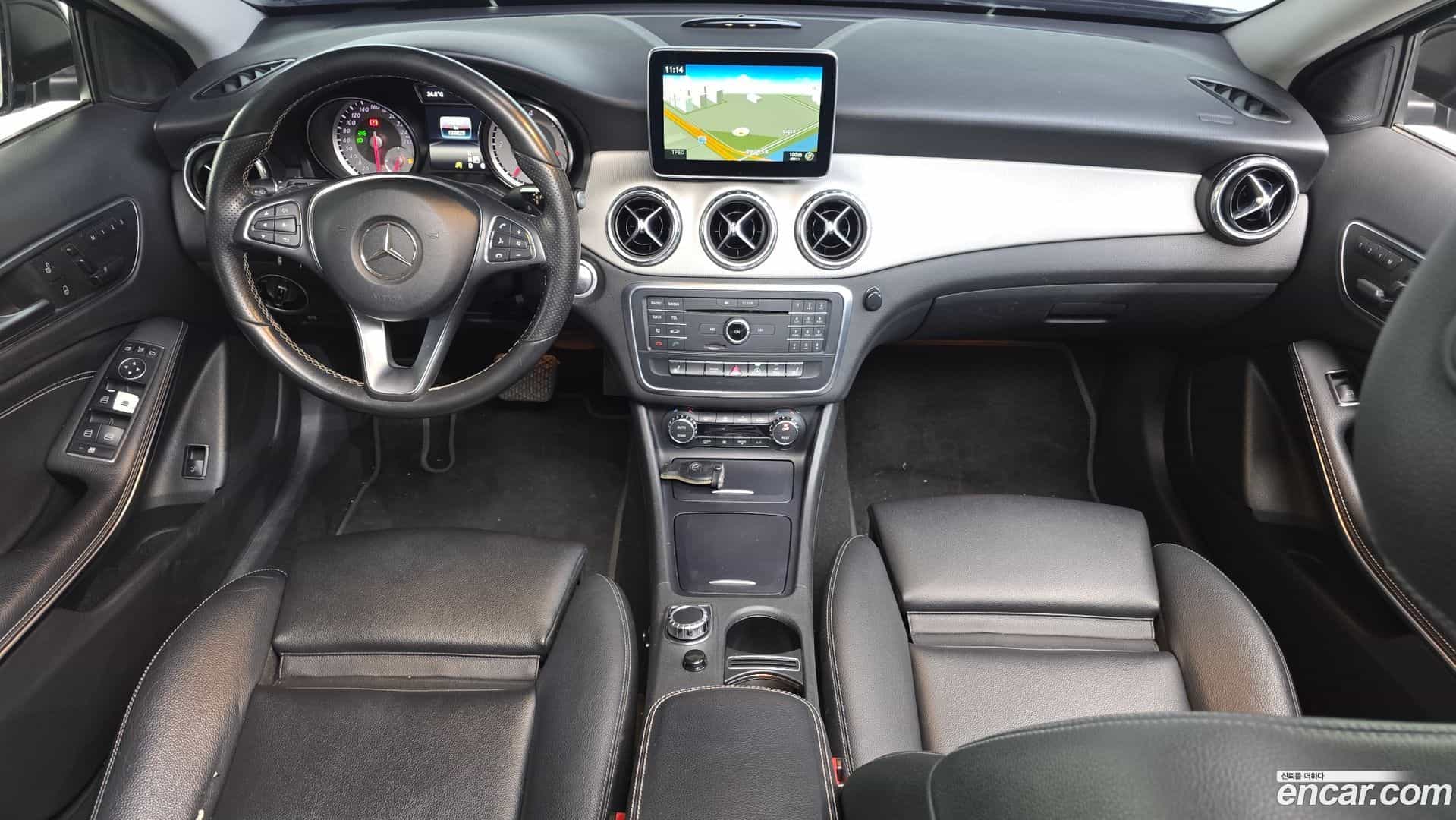 GLA-Class Mercedes-Benz 2016.4-INNER-007