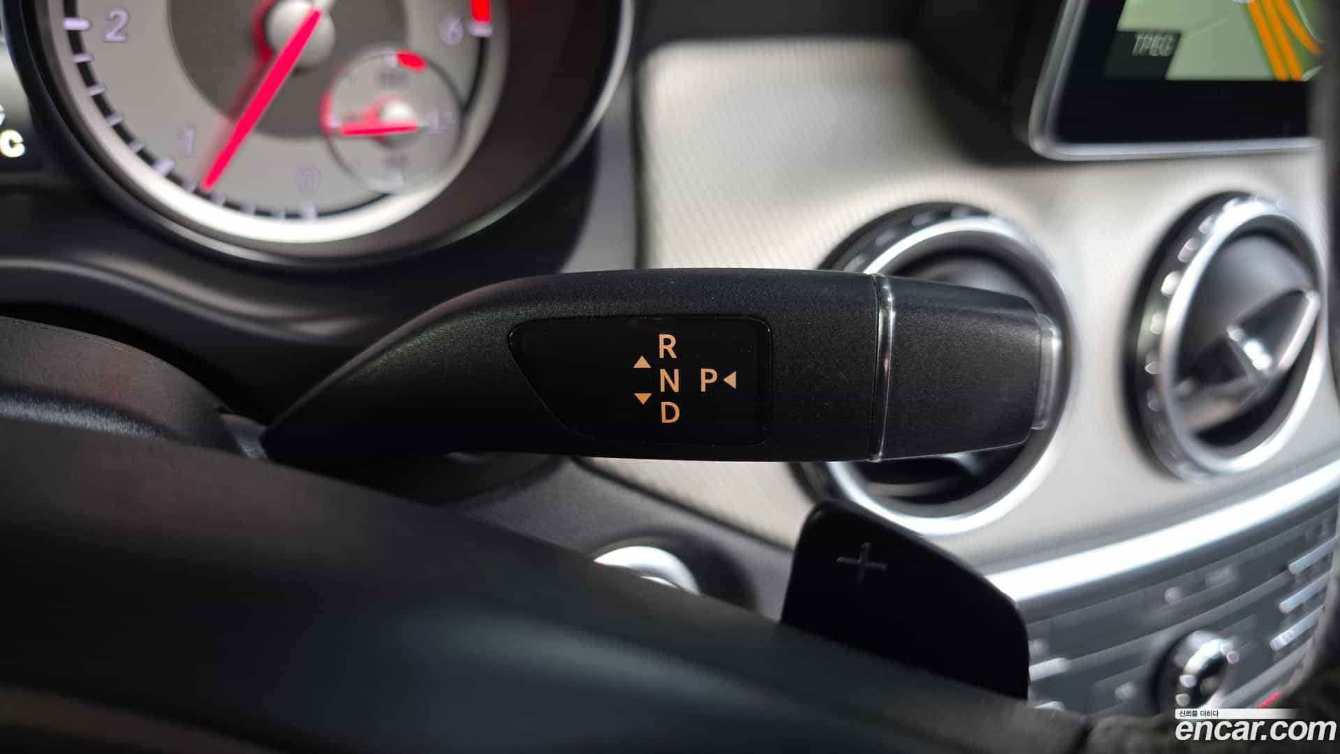 GLA-Class Mercedes-Benz 2016.4-INNER-009