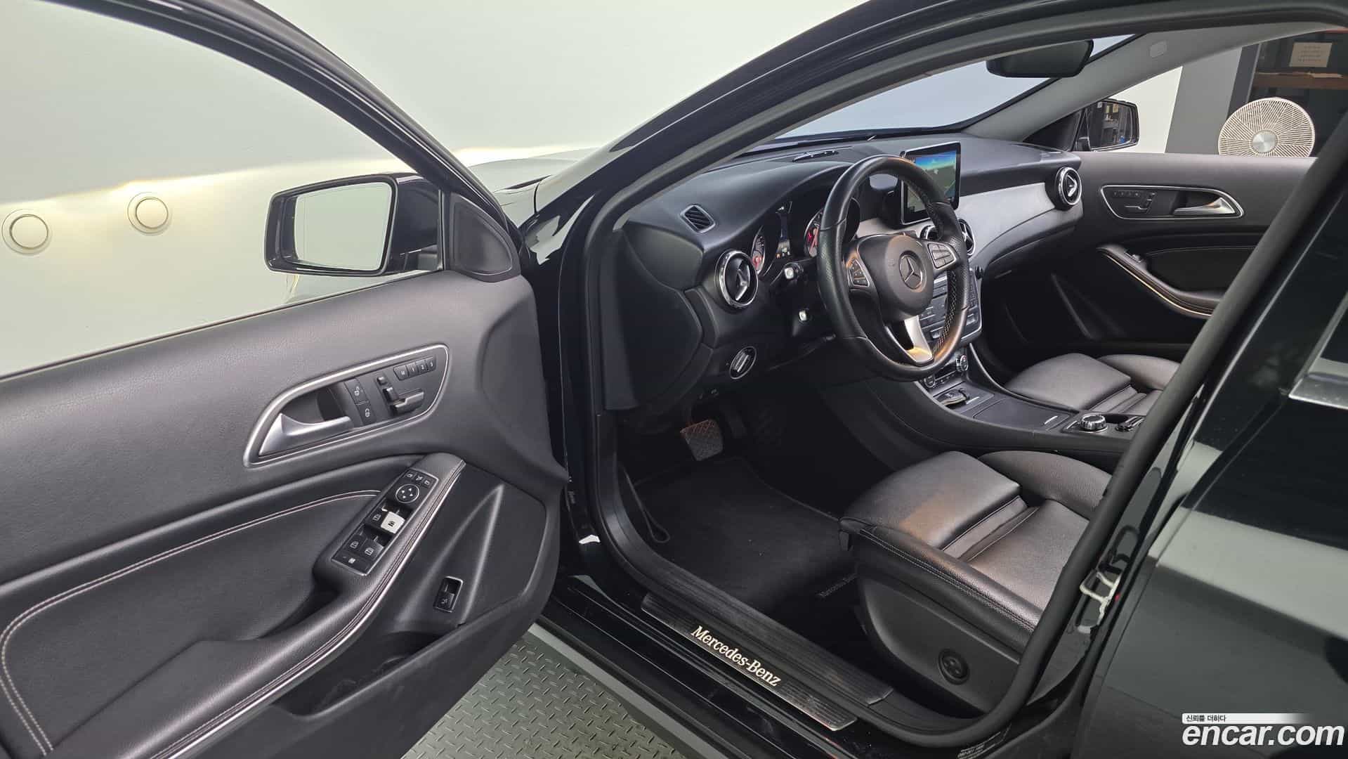 GLA-Class Mercedes-Benz 2016.4-INNER-010
