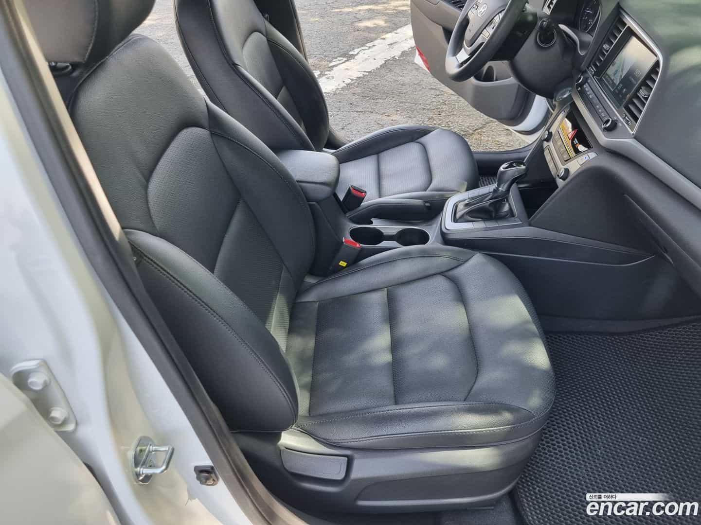 AVANTE Hyundai 2018.7-OPTION-020
