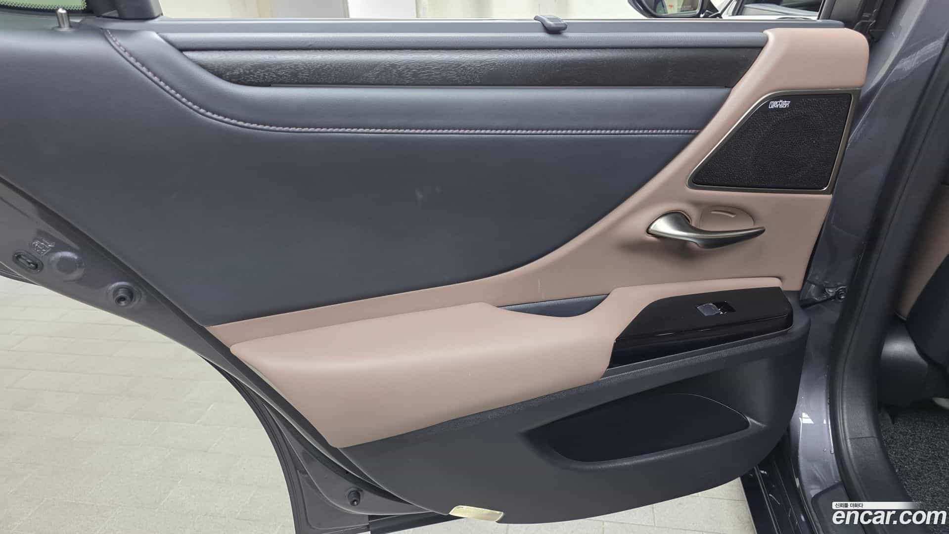 ES Lexus 2023.1-INNER-035