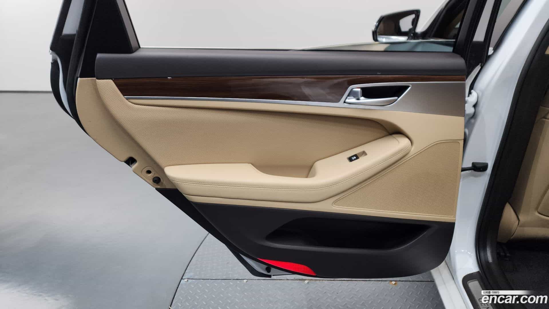 G80 Genesis 2019.7-INNER-035