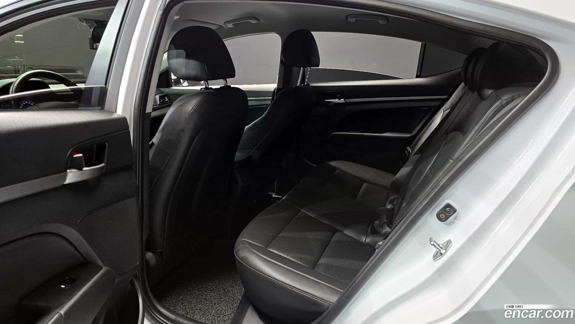 AVANTE Hyundai 2019.10-OPTION-016