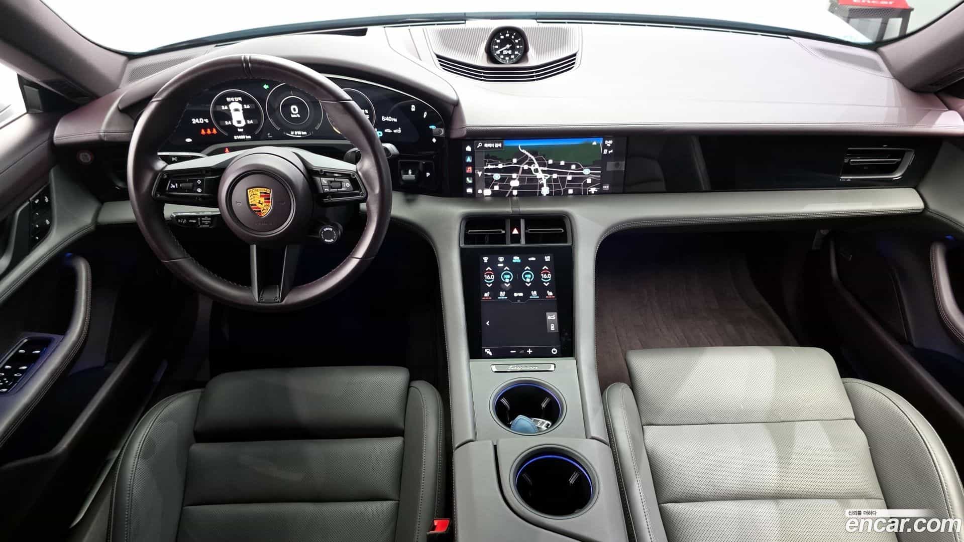 Taycan Porsche 2020.10-INNER-007