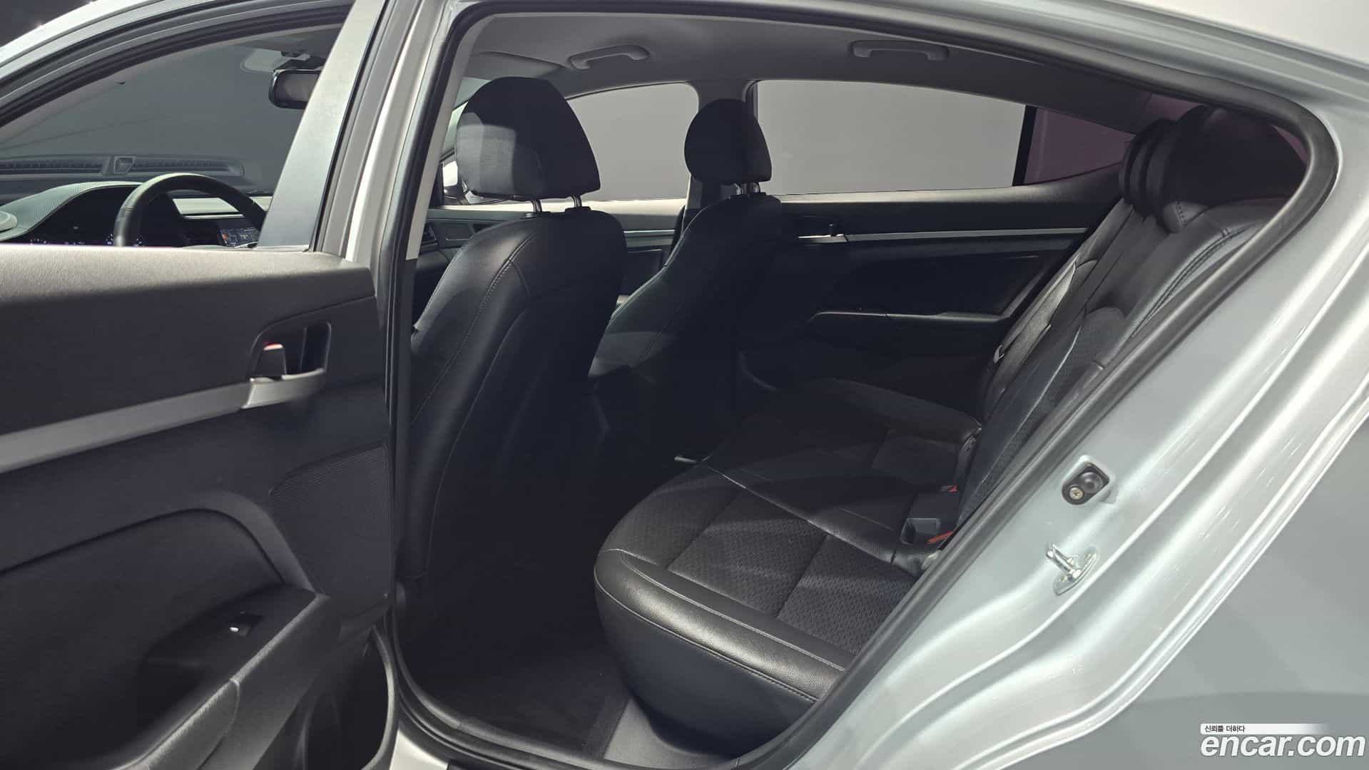 AVANTE Hyundai 2018.8-OPTION-016