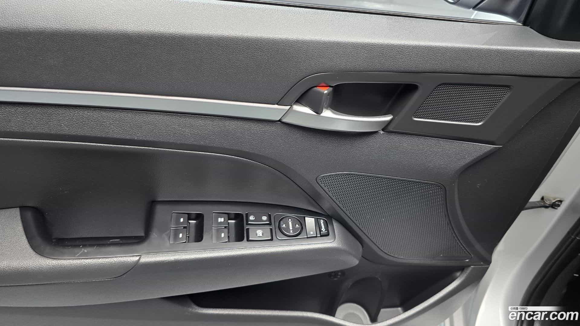 AVANTE Hyundai 2018.8-OPTION-021