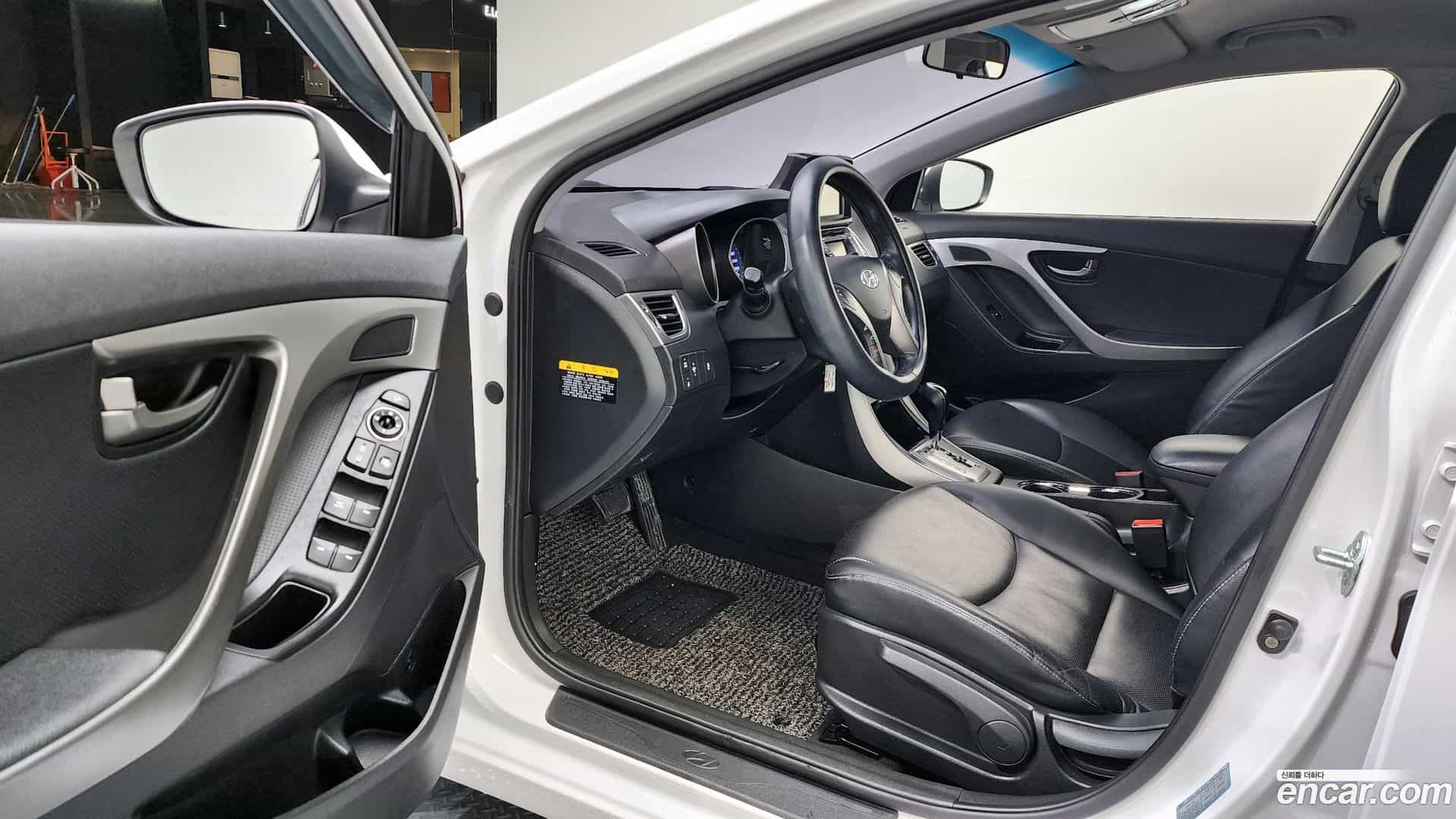 AVANTE Hyundai 2012.9-INNER-010