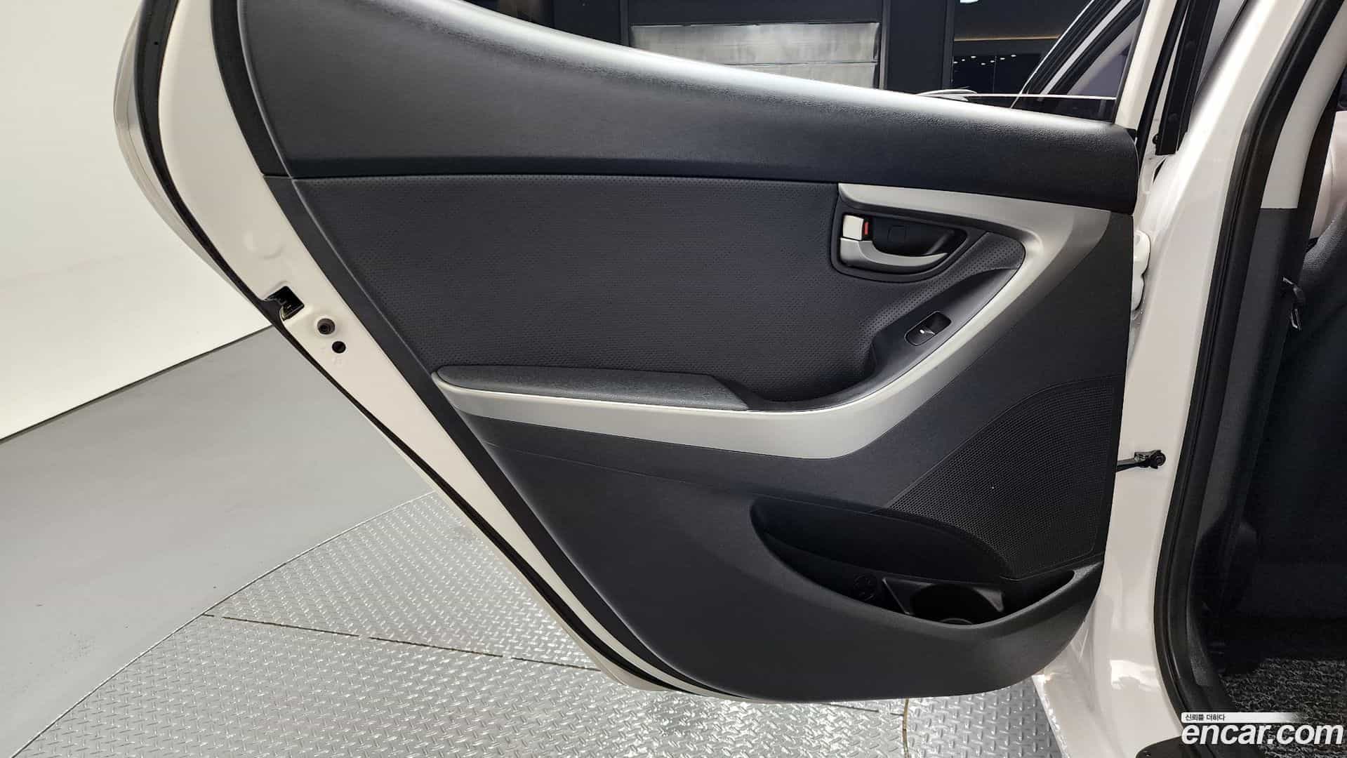 AVANTE Hyundai 2012.9-INNER-035