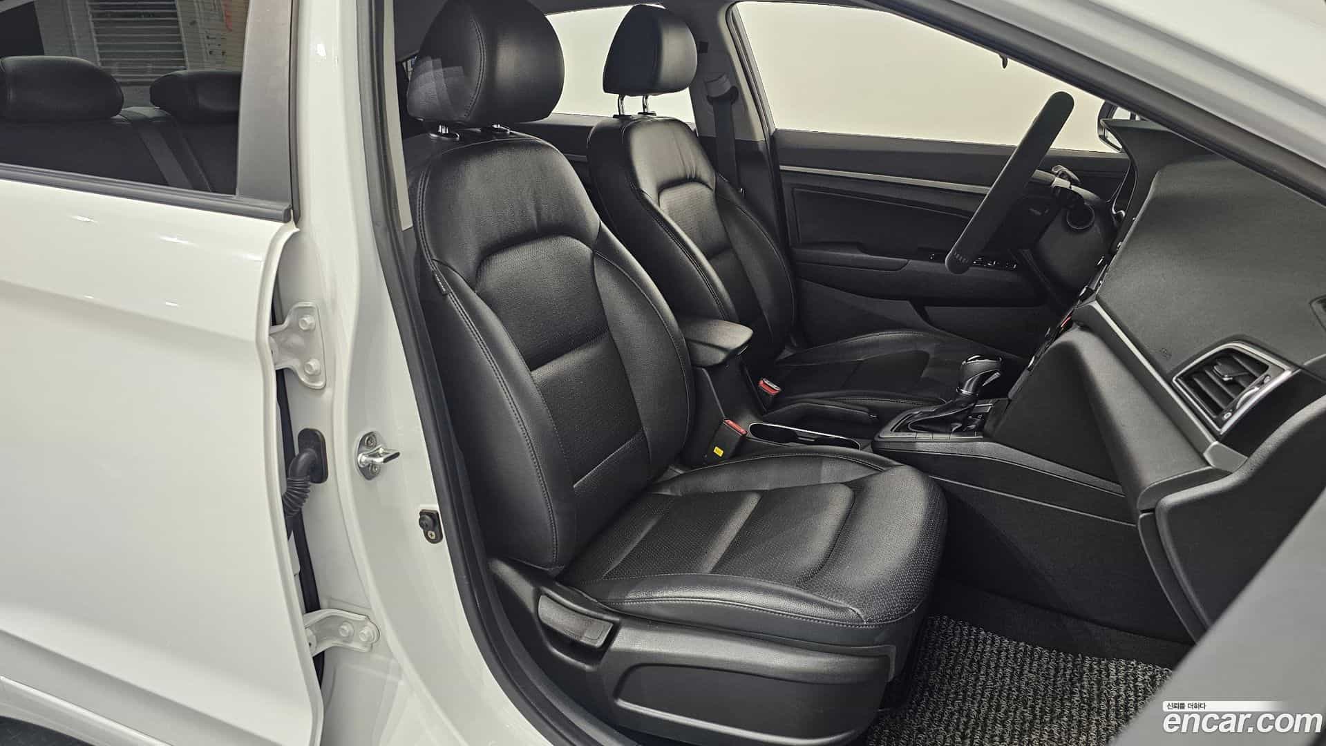 AVANTE Hyundai 2018.8-OPTION-016