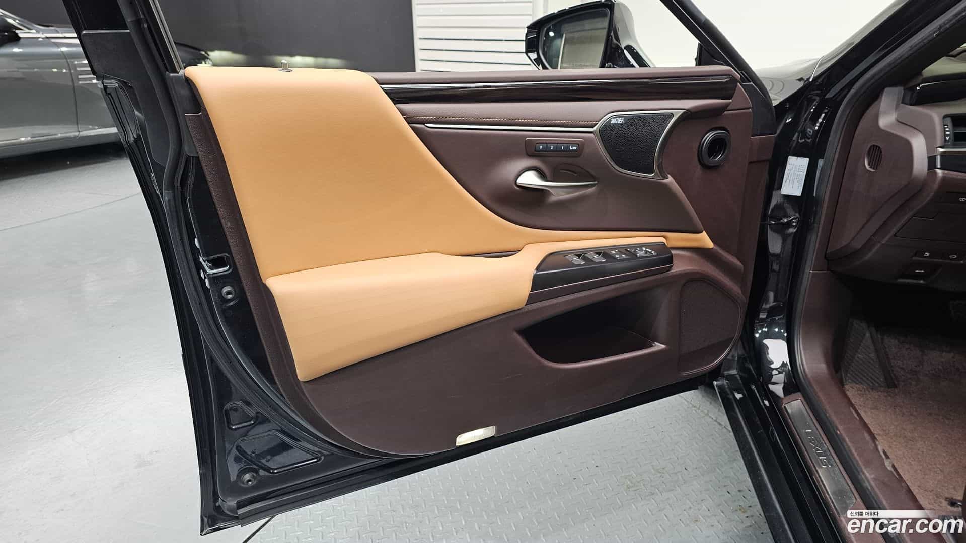 ES Lexus 2021.5-INNER-034