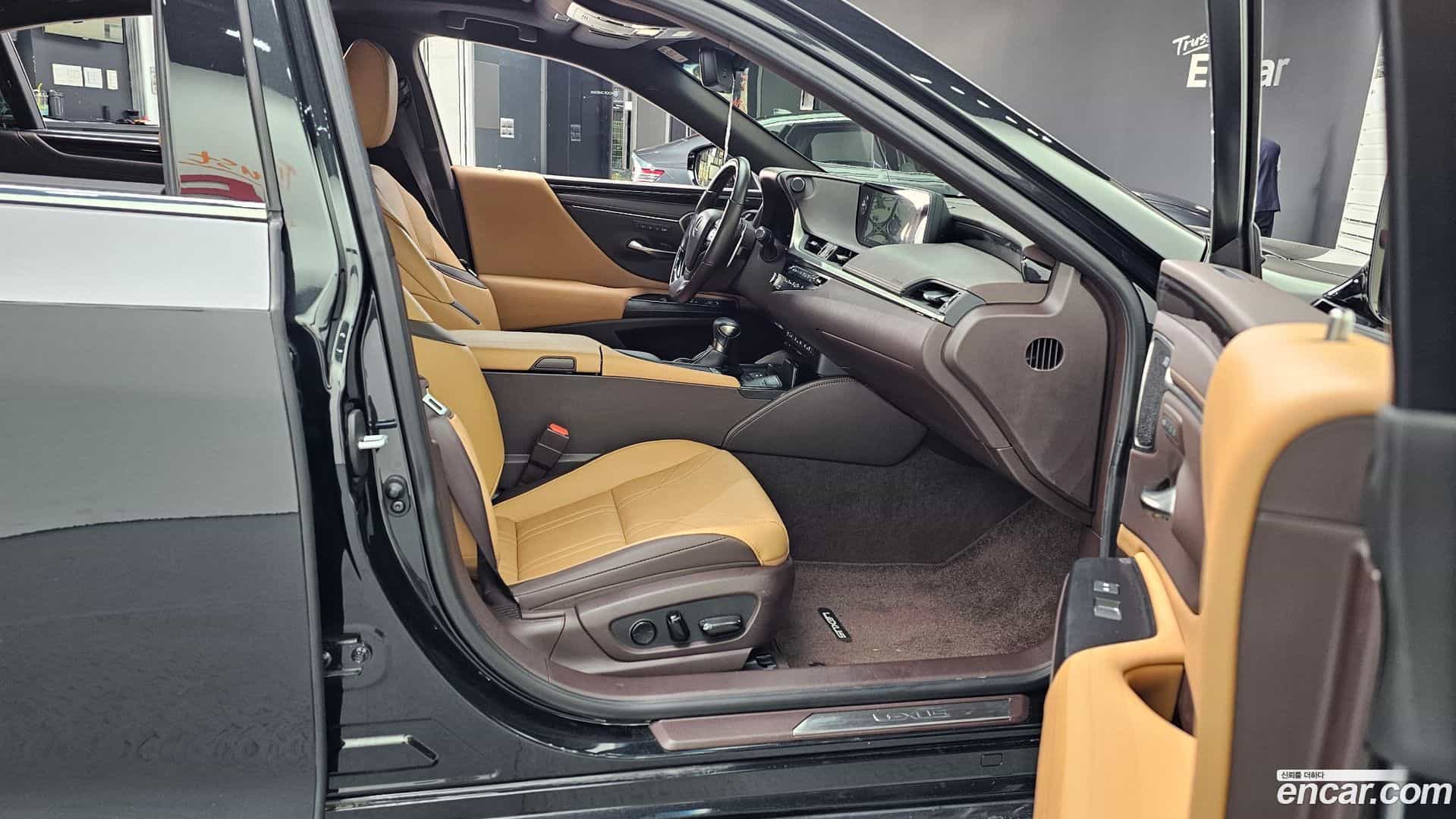 ES Lexus 2021.5-INNER-036