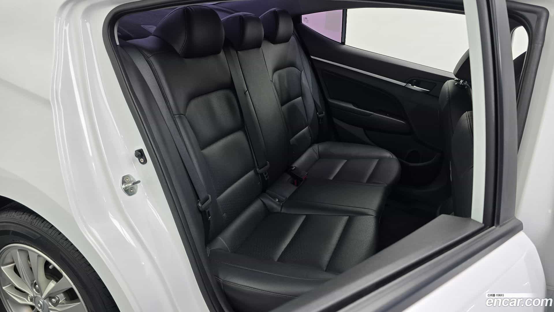 AVANTE Hyundai 2019.1-INNER-036