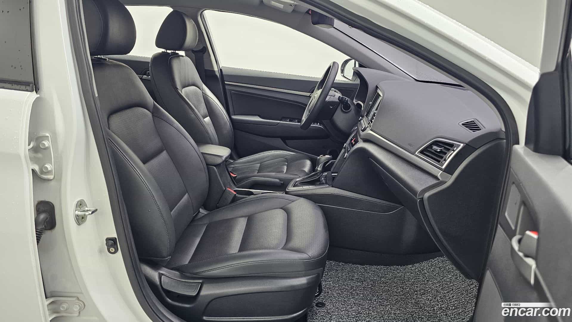 AVANTE Hyundai 2018.0-OPTION-015