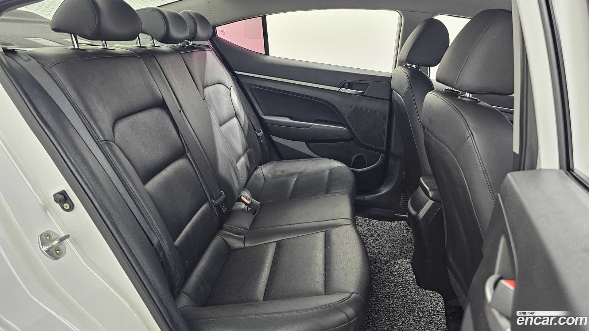 AVANTE Hyundai 2018.0-OPTION-016