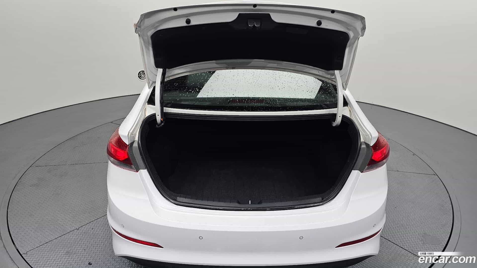 AVANTE Hyundai 2018.0-OPTION-024