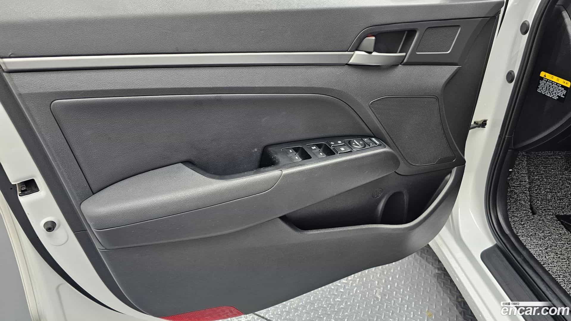 AVANTE Hyundai 2018.0-INNER-034