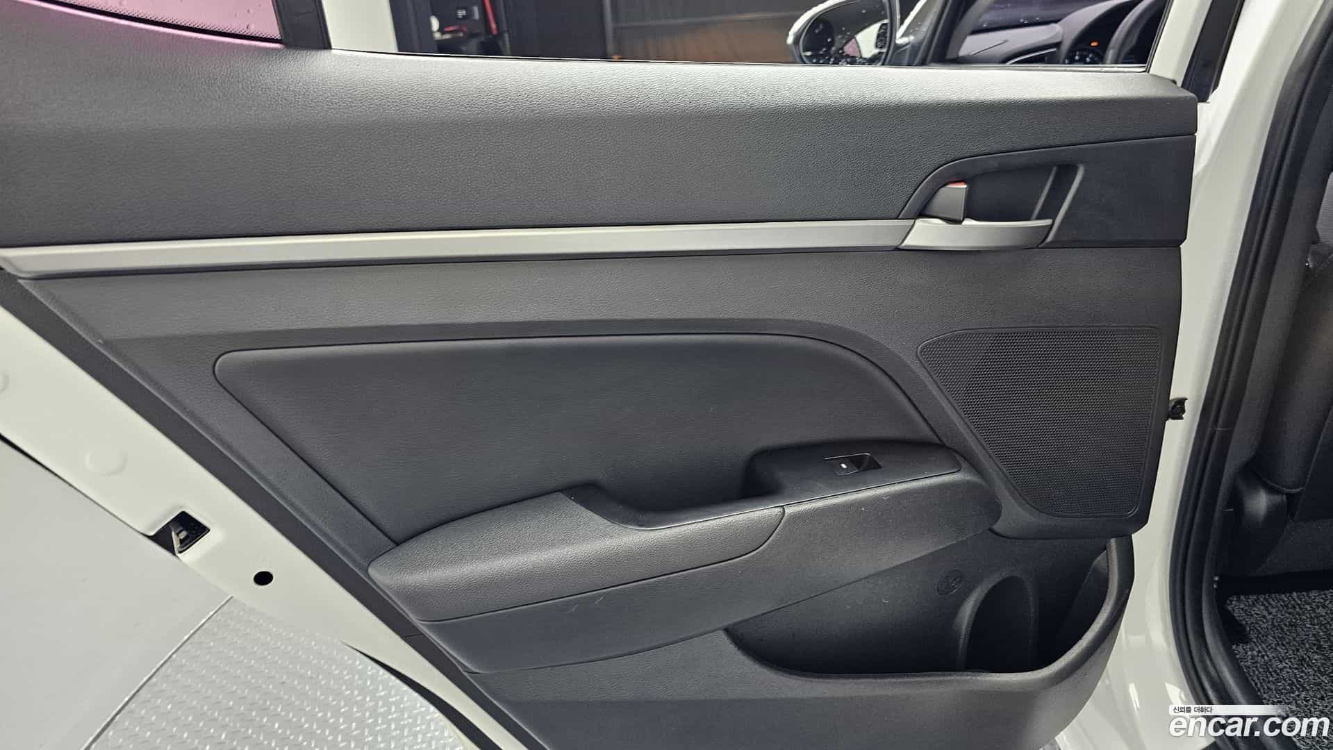 AVANTE Hyundai 2018.0-INNER-035