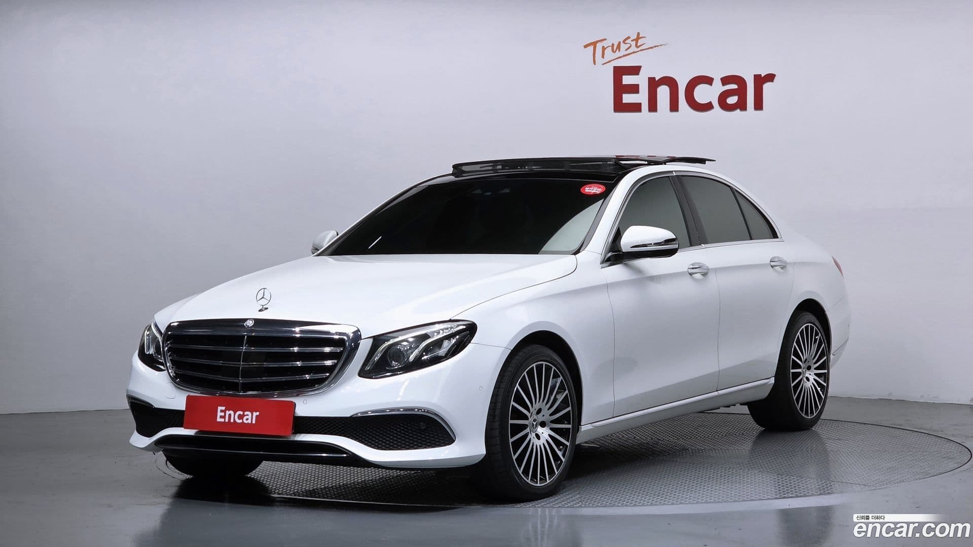 Main__Slider__Photo:E-Class Mercedes-Benz 2016.9-0