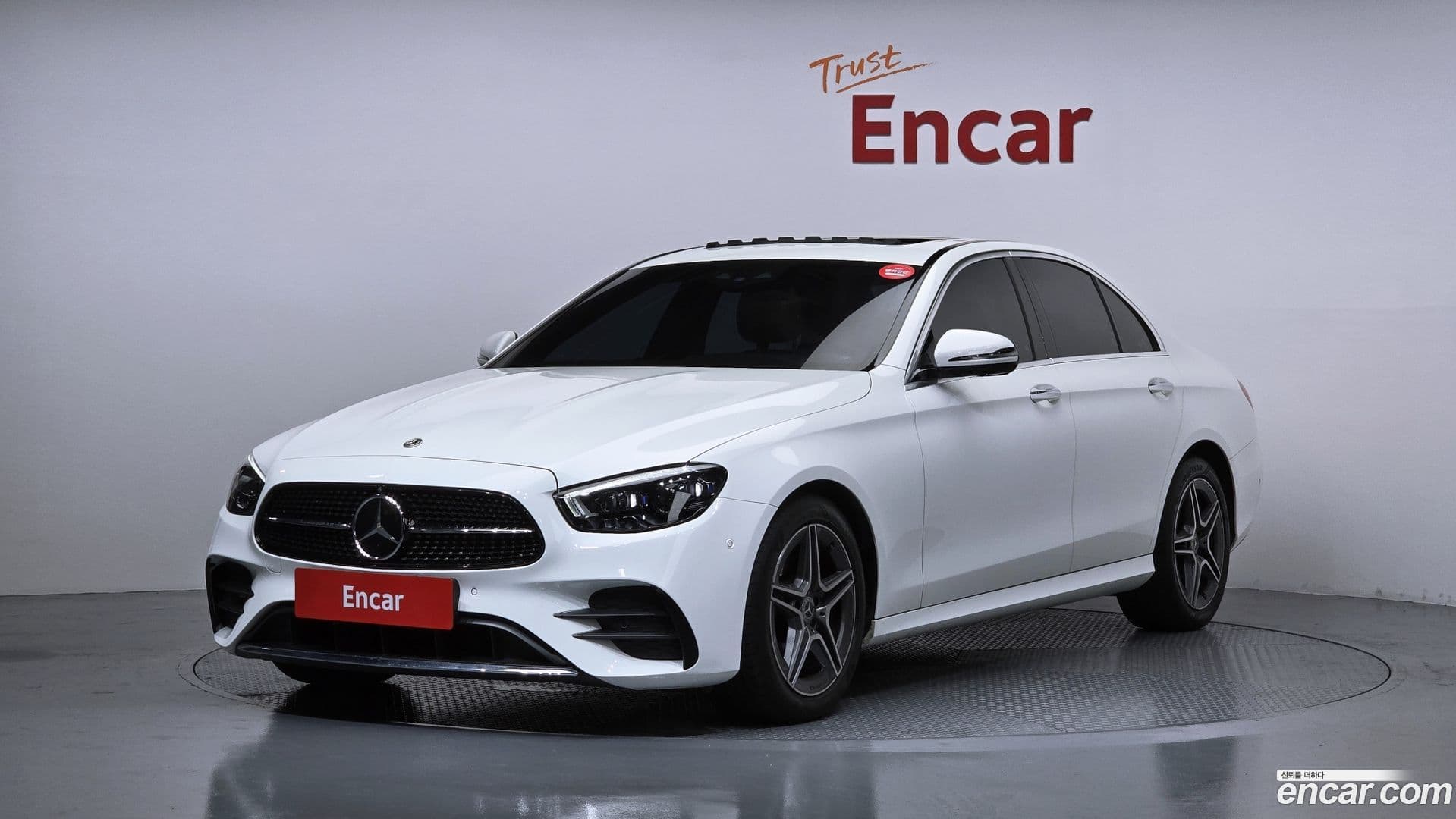 Main__Slider__Photo:E-Class Mercedes-Benz 2023.9-0