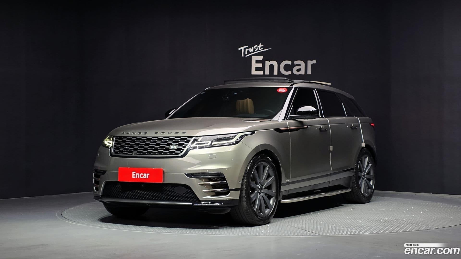 Main__Slider__Photo:Range Rover Velar Land Rover 2018.0-0