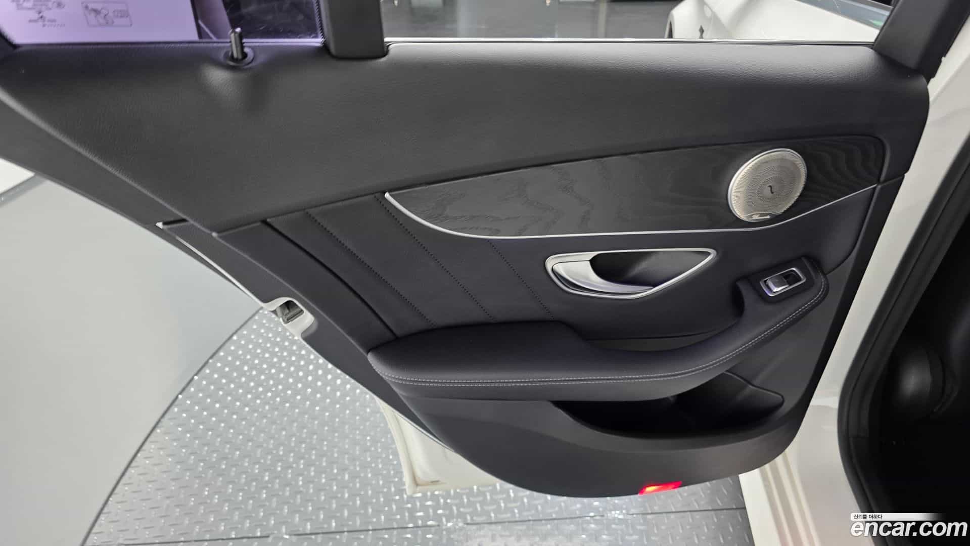 C-Class Mercedes-Benz 2019.3-INNER-035