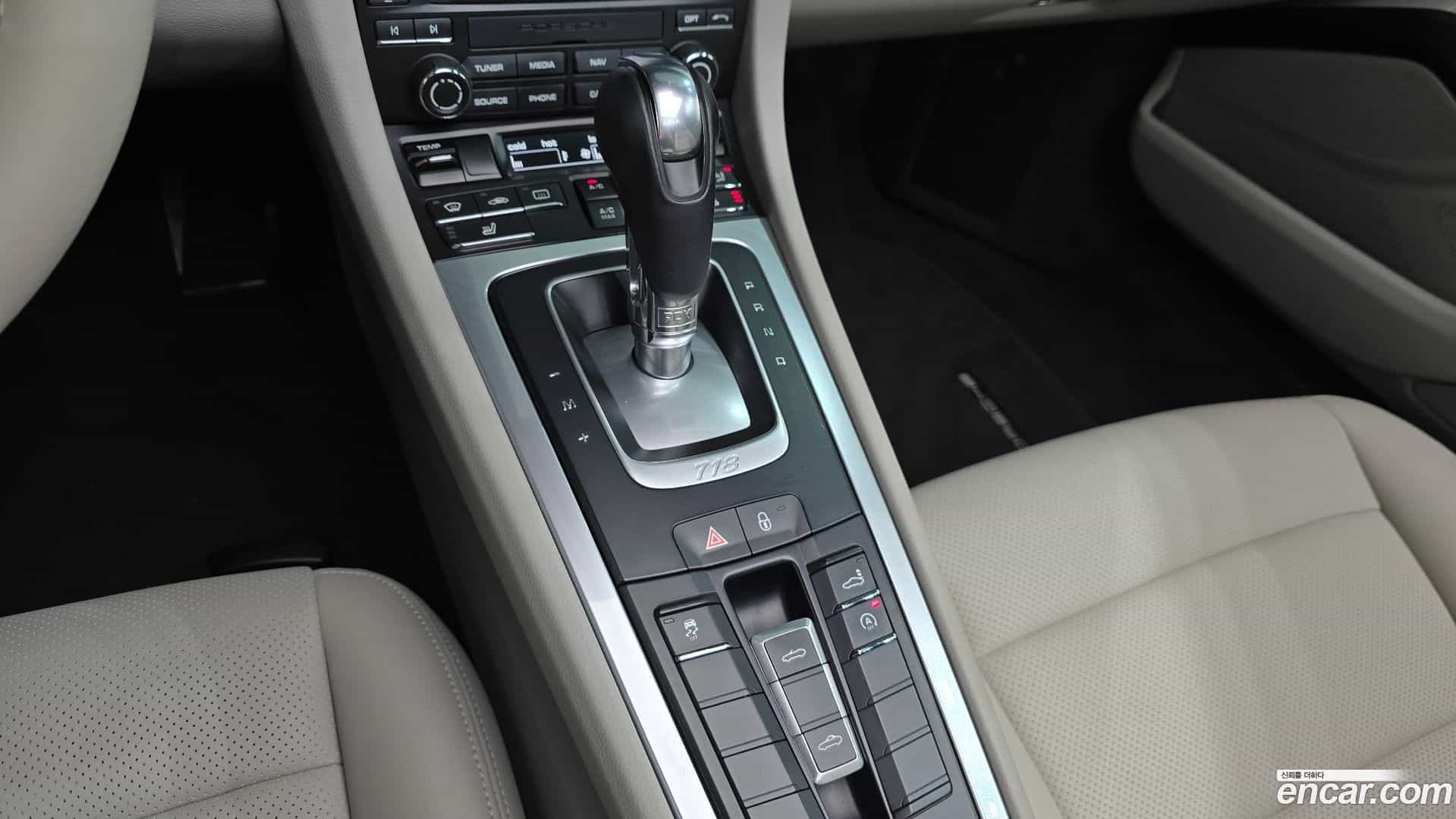 718 Porsche 2017.3-INNER-009
