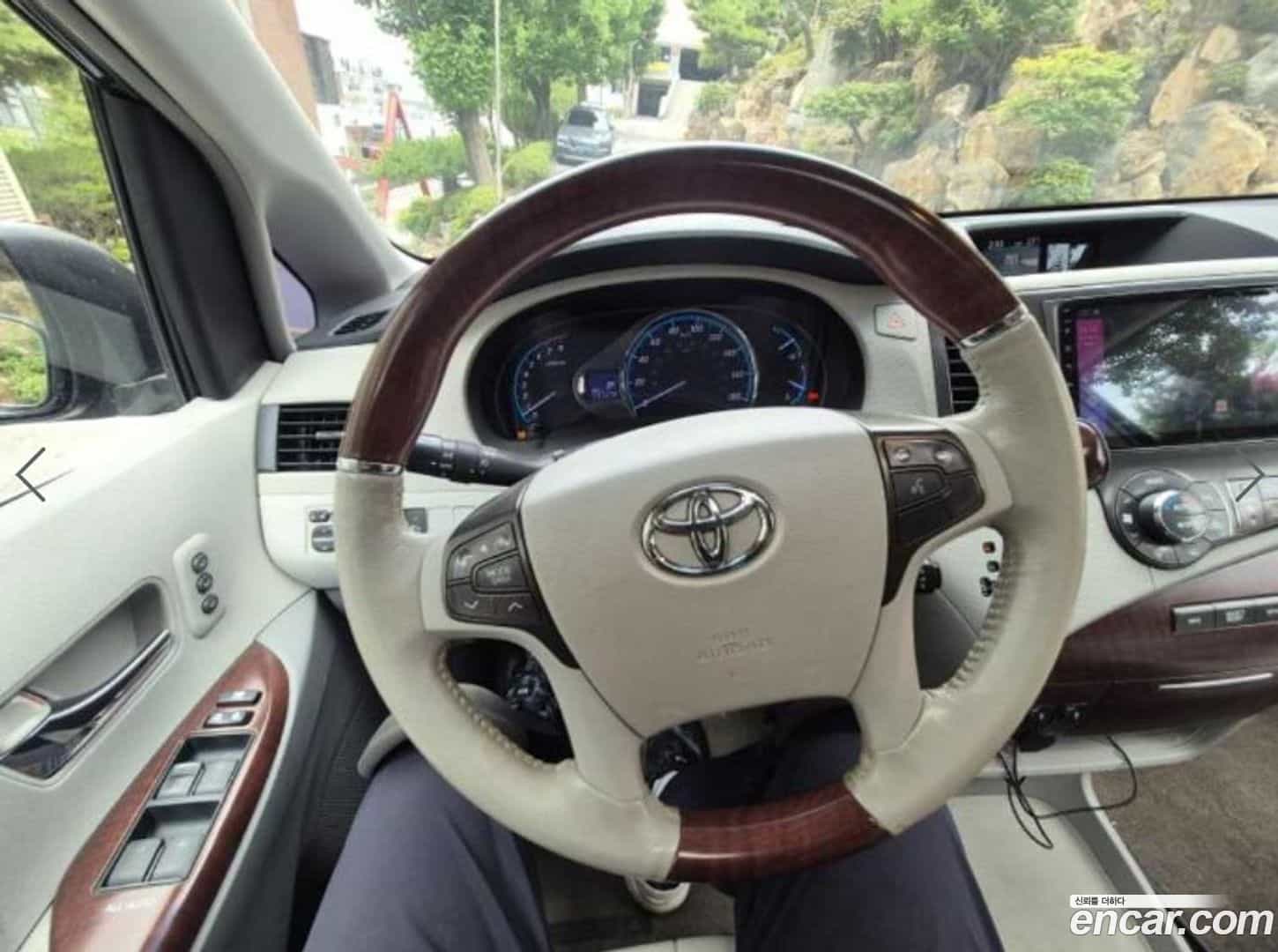 Sienna Toyota 2014.11-INNER-009