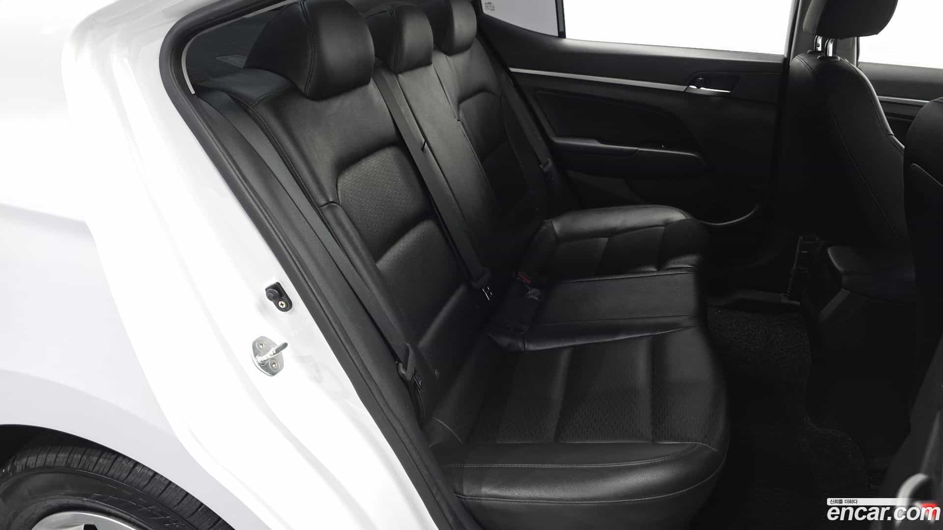 AVANTE Hyundai 2018.10-OPTION-015
