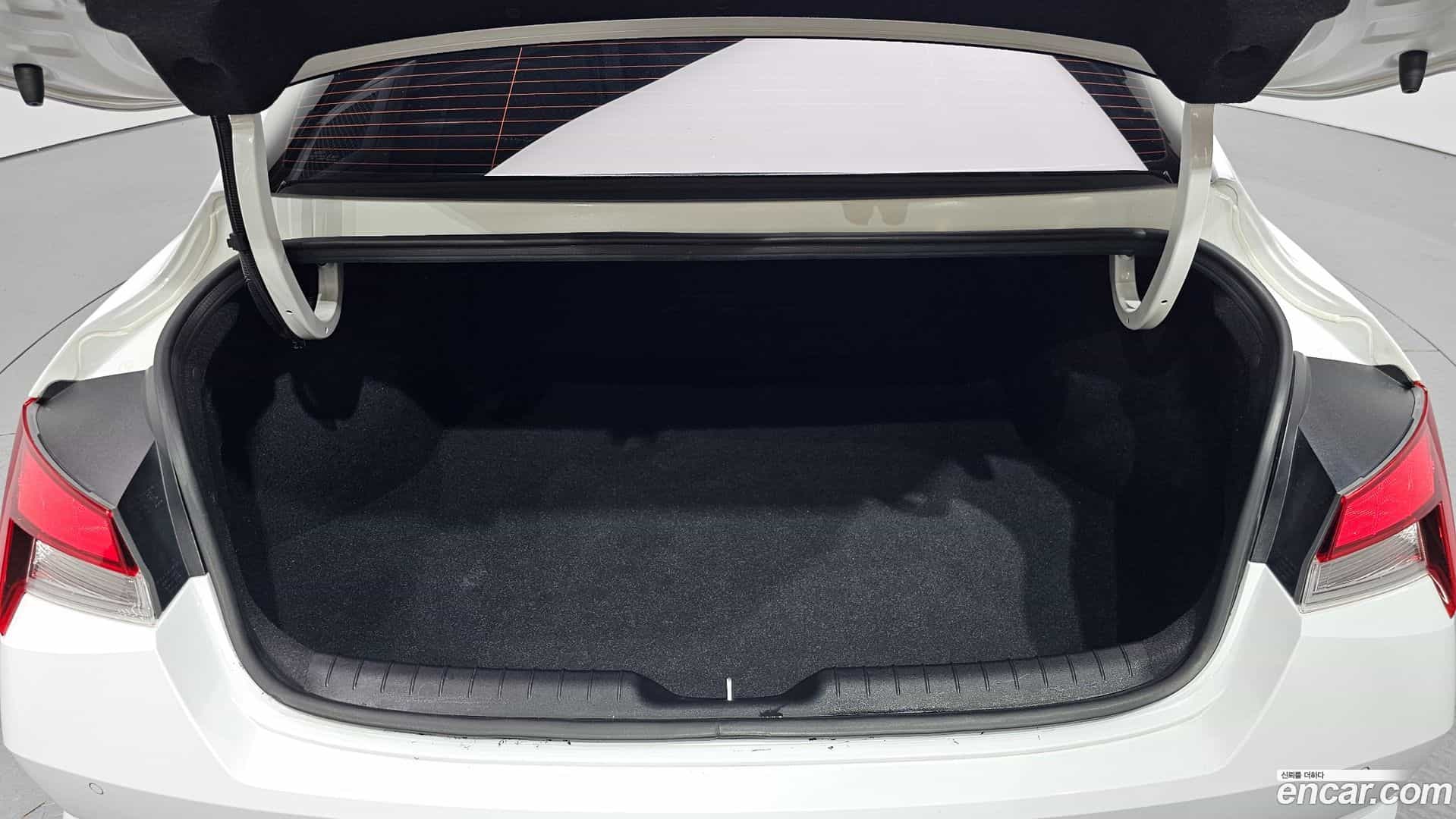 AVANTE Hyundai 2022.0-OPTION-024