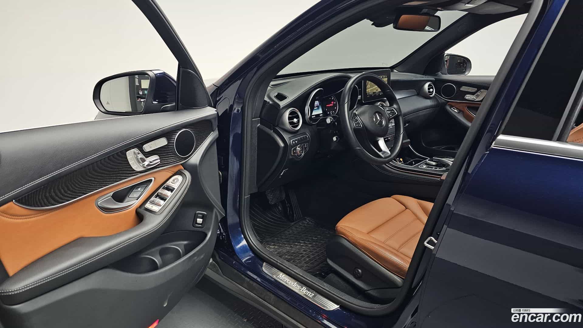 GLC-Class Mercedes-Benz 2017.2-INNER-010